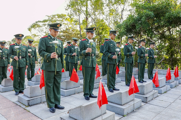 官兵们在革命烈士墓碑前集体默哀。刘俊晖摄
