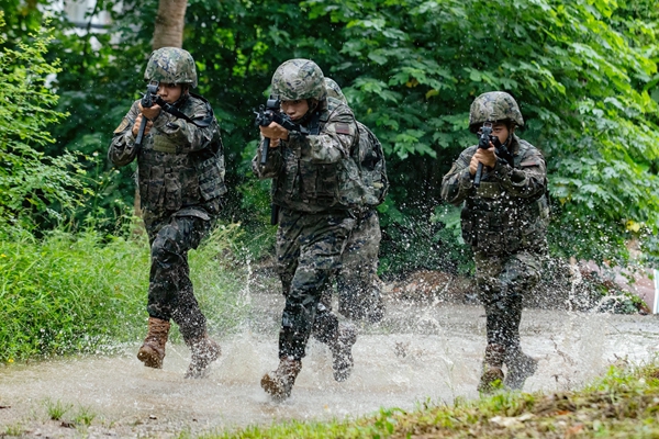 武警官兵雨中追擊目標。
