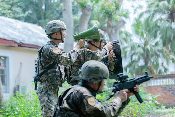 武警官兵進行心理攻勢。