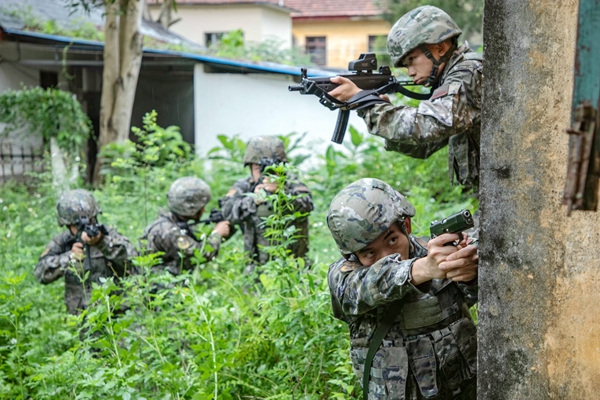 武警官兵利用斷牆隱蔽接近。