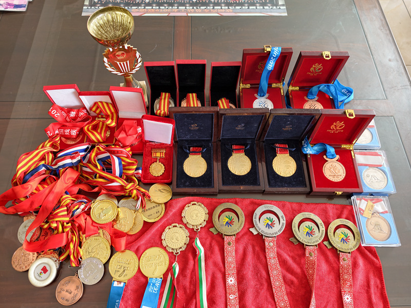 黄梦萍获得的乒乓球大小比赛奖牌。李俊懋摄