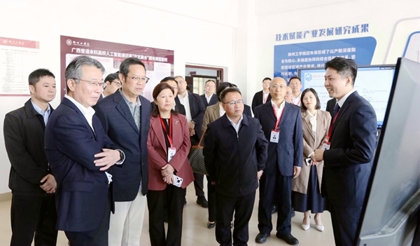 领导嘉宾参观产业学院。