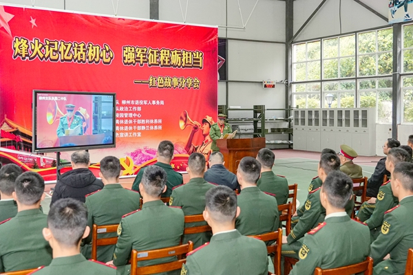 老兵进行爱国主义教育。赖治华摄