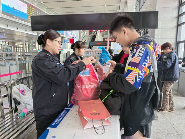 玉林站開設專屬安檢通道服務玉林馬拉鬆跑友及旅客。陳海嬋攝