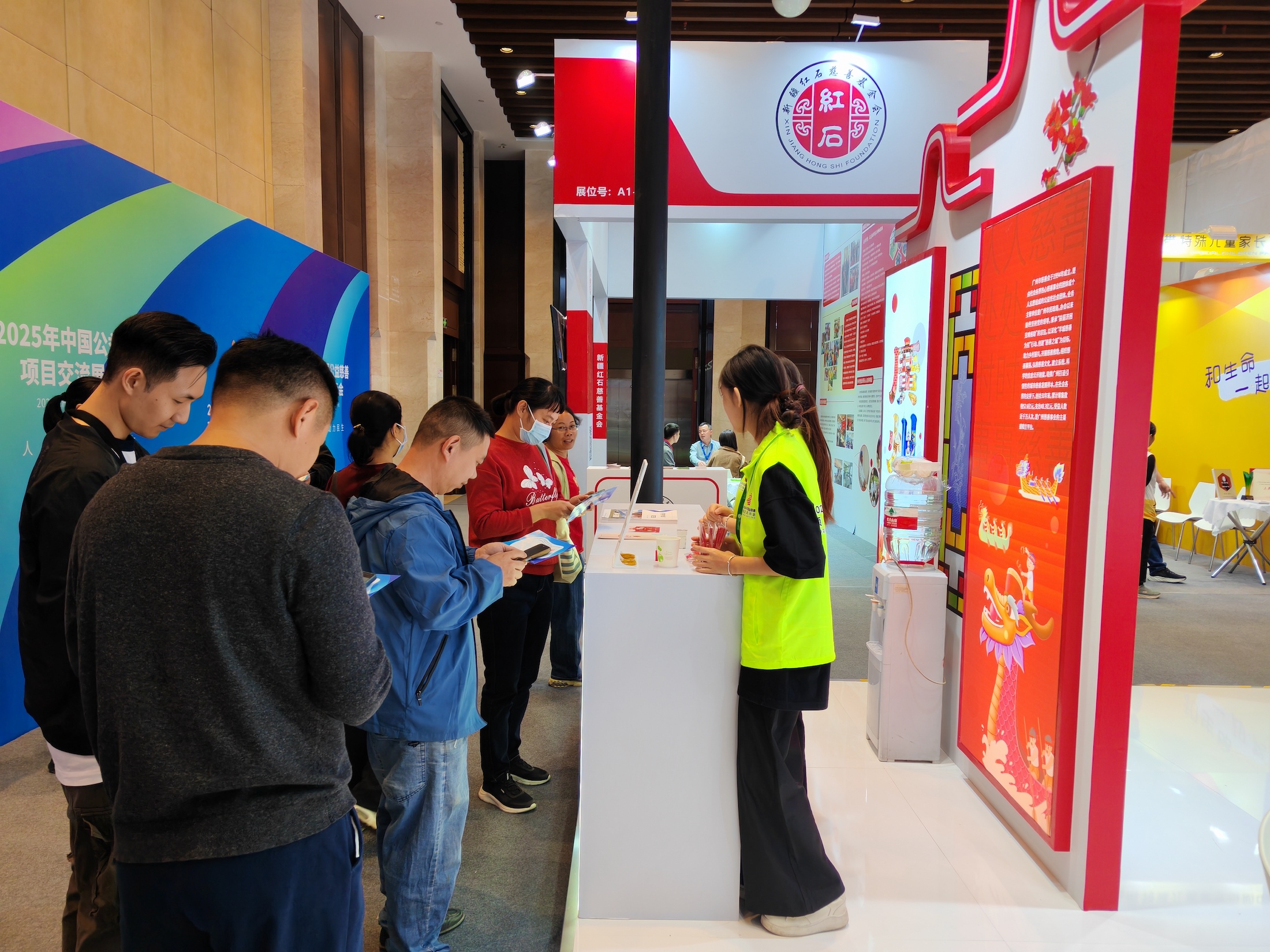 观众与展台互动。