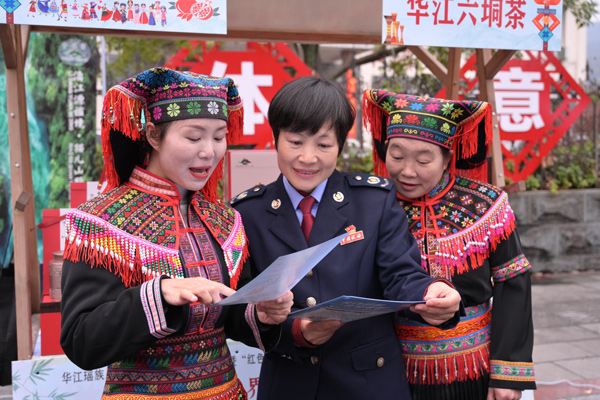 流動宣傳小隊走到當地特色小攤前講解稅費政策。黃雅慧攝