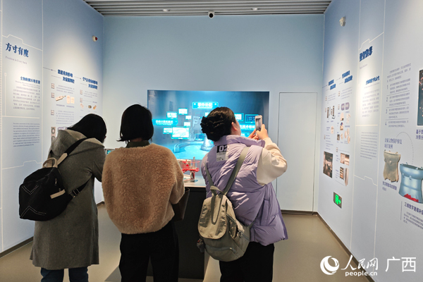 游客參觀文物保護修復展。人民網記者 王勇攝