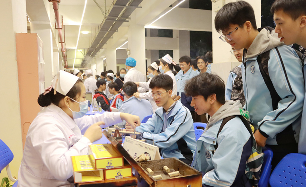 学生在体验中医理疗服务
