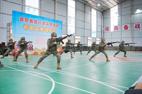 武警官兵进行课目演示。赖治华摄
