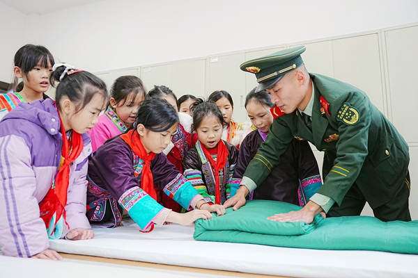 武警官兵教学叠“豆腐块”。赖治华摄