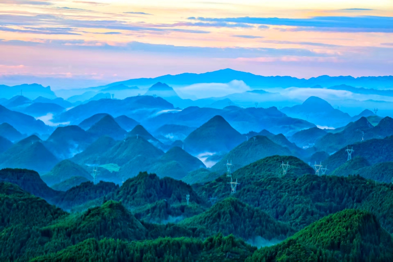 梅花山绿意盎然。赵桦摄