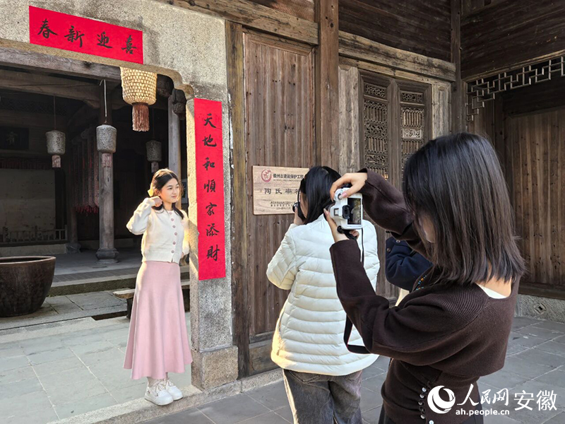 学生在采风地打卡留念