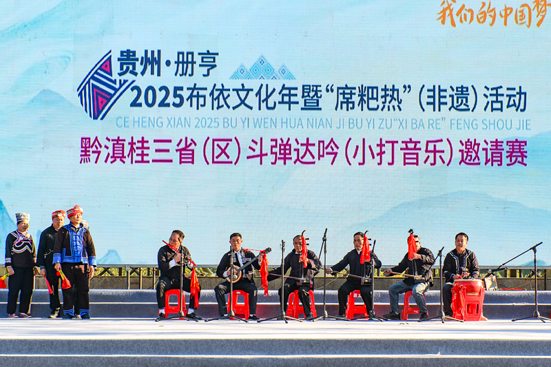 示甫八音班表演现场。覃国峰摄