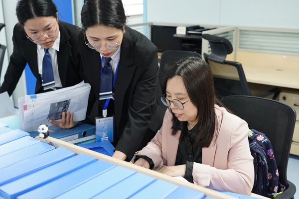 专家组查看资料。右江民族医学院供图