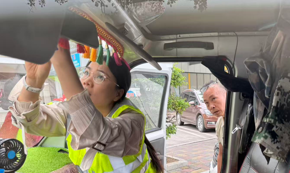 工作人員為客戶安裝ETC設備。