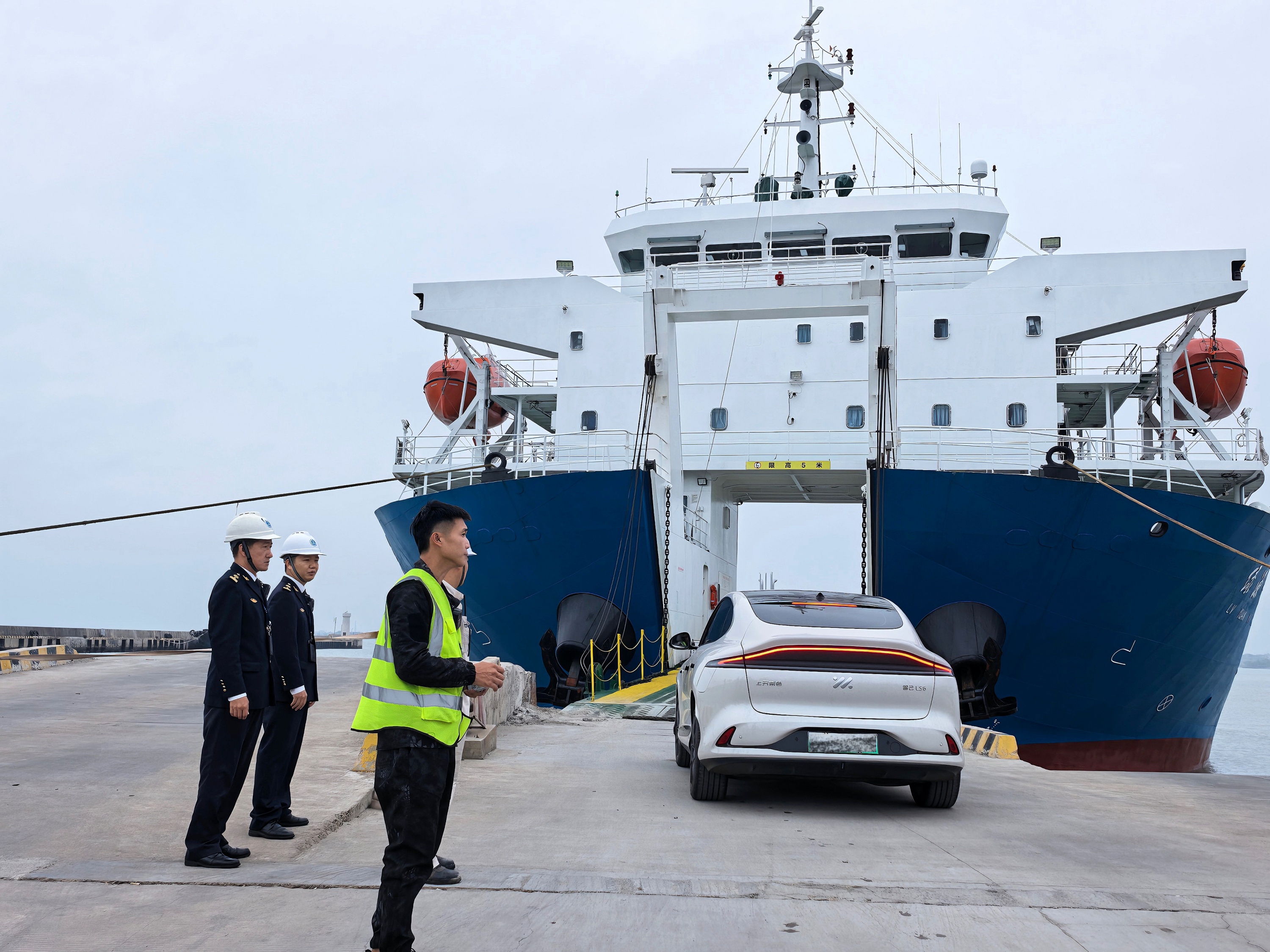 湛江海事局执法人员维护车辆登轮秩序