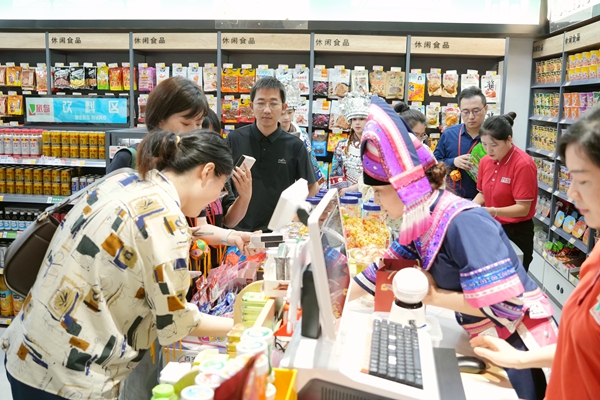 3.旅岛便利店各类特色农副产品及民族工艺制品、特色商品。韦晓庆摄