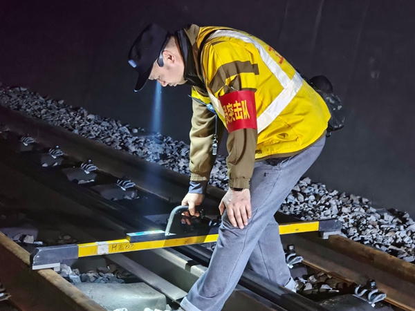 党员突击队员现场检验轨距质量。黄祖儒摄