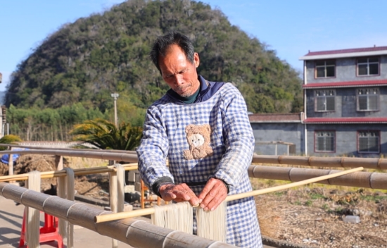 村民晾晒红薯粉。蓝玉春摄
