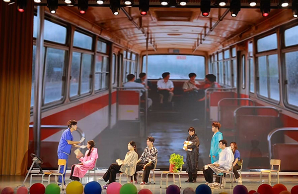 原创舞台剧《显微镜下的身躯——毛江森院士》剧照。北海艺术设计学院供图