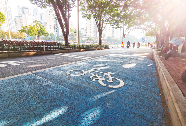 新啟用的藍色防滑路面清晰指引電動自行車行駛方向。記者韋峭攝