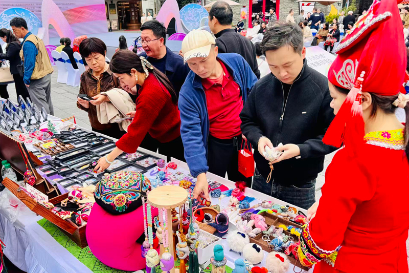 琳琅满目的创意产品吸引众多游客驻足选购。