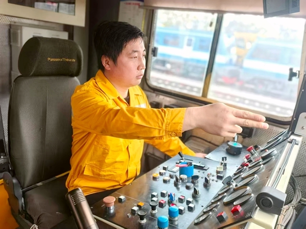 耿梁超在駕駛大型養路機械。