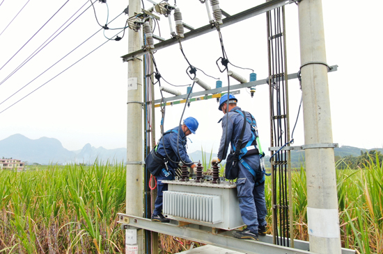 12月4日，在廣西柳州市柳城縣社沖鄉吉龍屯，南方電網廣西柳州柳城供電局組織工作人員開展冬季配變輪換作業。馬聰攝