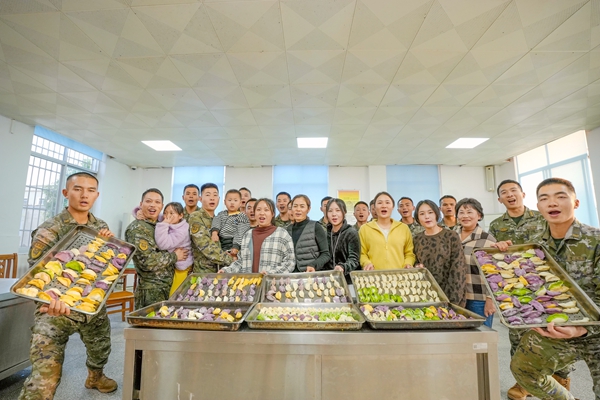 官兵家属合影留念。穆万琼摄