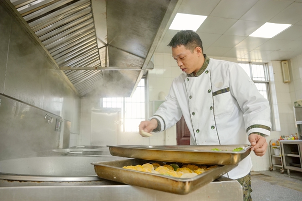 炊事班下饺子。穆万琼摄