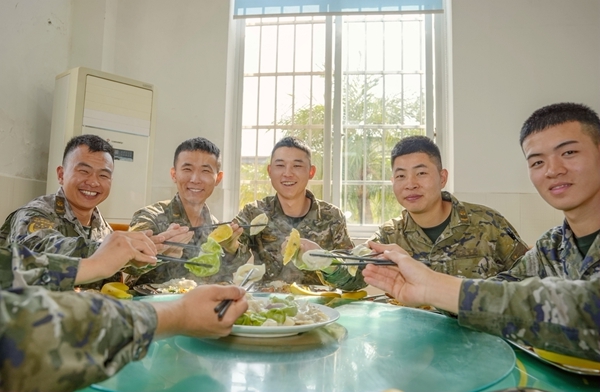 官兵一起分享饺子。穆万琼摄
