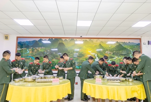 武警官兵在开展南北风厨艺比拼。