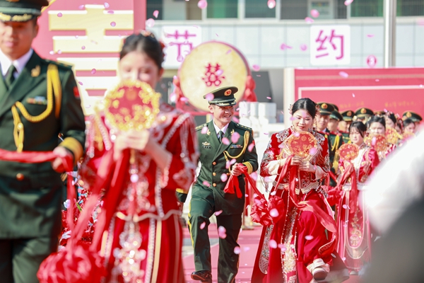 新郎携手新娘穿过红毯。陈名利摄