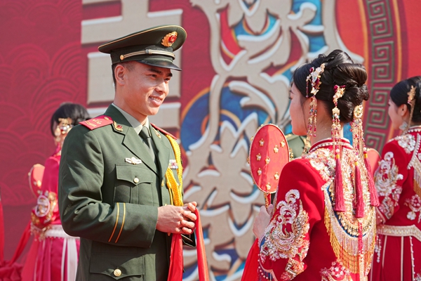 新郎向新娘深情告白。陈名利摄