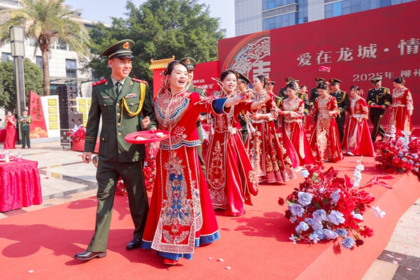 新人向官兵及宾客分发喜糖。李晓鹏摄