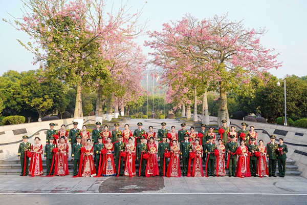 新人集体合影留念。李晓鹏摄