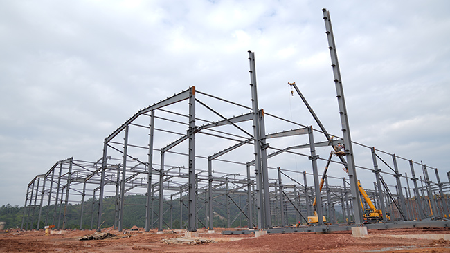 基地部分厂房已完成钢结构主体框架建设。何书畅摄