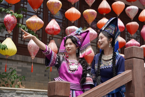游客身着壮族服饰游览、旅拍，身临其境地感受民族文化魅力。覃丹婧摄 