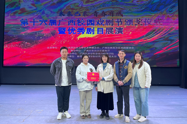 颁奖现场师生合影。李可摄