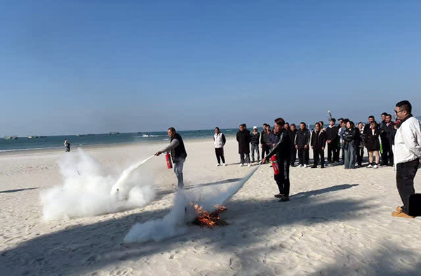 学员进行消防应急演练