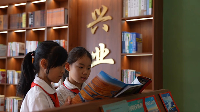 學生們在興業書院看書。何書暢攝