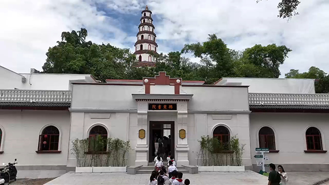 學生們走進興業書院。何書暢攝