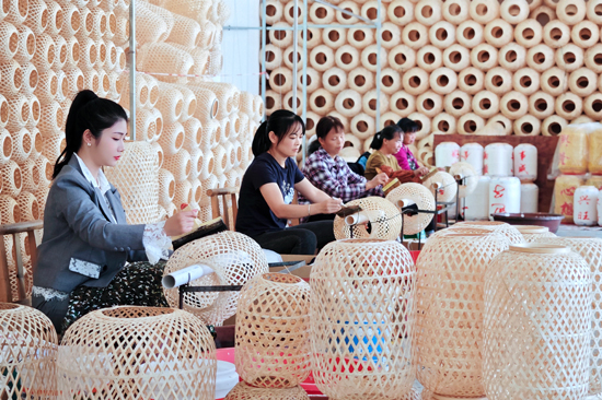 村民在制作竹燈籠