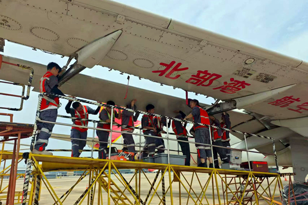 新海航北部湾航空机务维修人员执行某A320飞机襟翼更换工作。邹东霖摄
