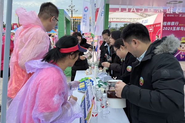 国寿财险玉林中支赛前进行风险提示并提供保险咨询解答服务。国寿财险玉林中支供图