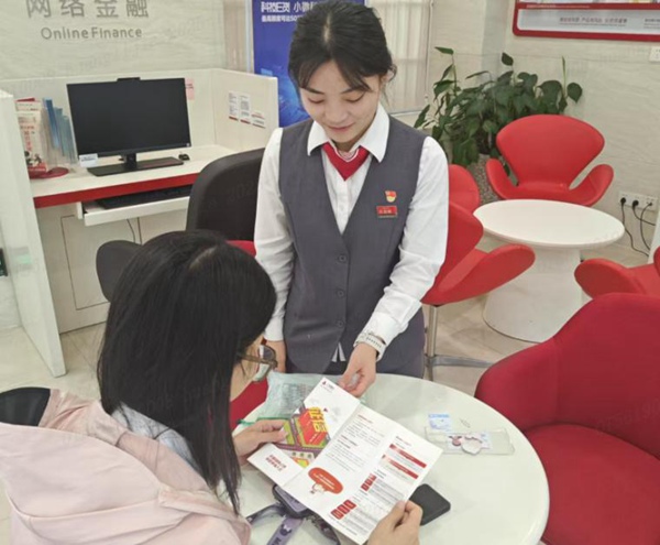 广发银行南宁分行工作人员在厅堂向客户讲解征信知识。邓宇炜摄