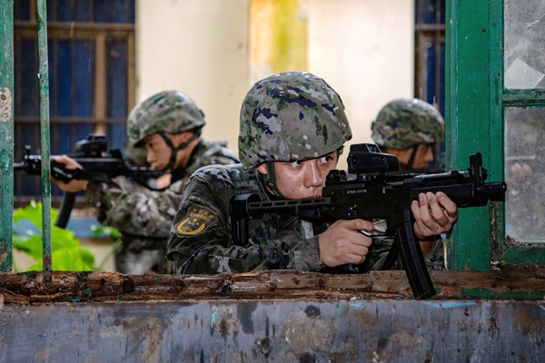武警官兵在密切协同隐蔽接近。
