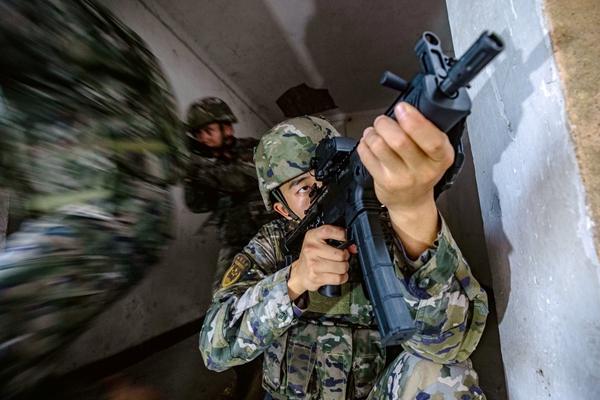 武警官兵在掩护队友追击。