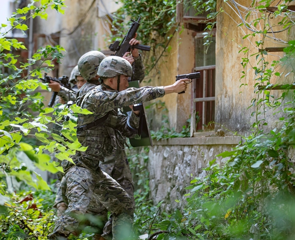 武警官兵在对房屋进行搜索。