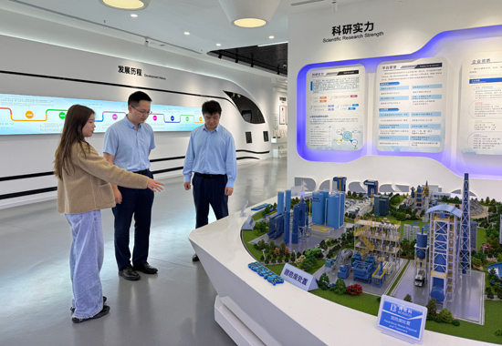 桂林银行南宁科技支行客户经理到广西博世科环保科技股份有公司展示区走访调查。卢婷婷摄